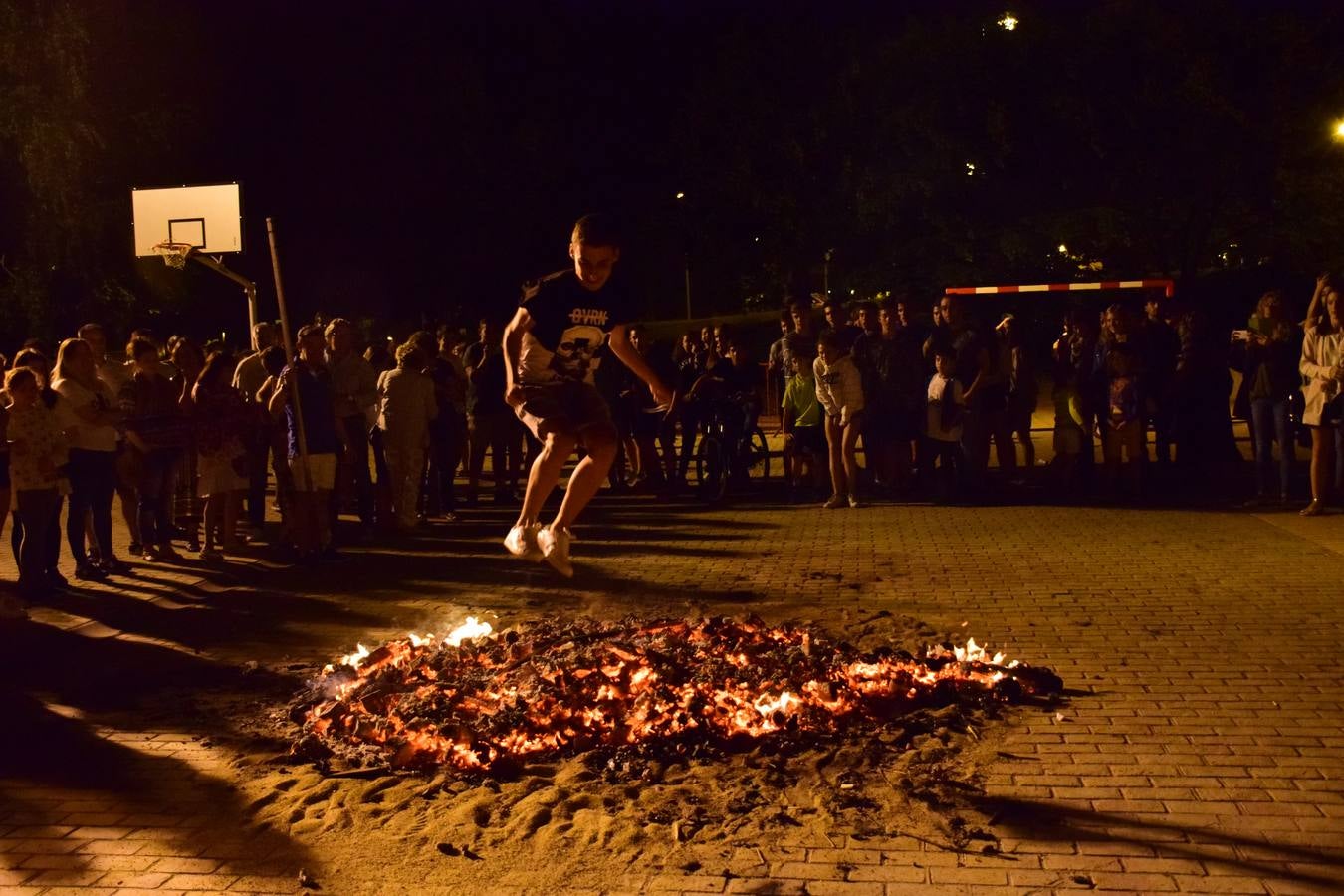 San Antonio enciende su hoguera por San Juan