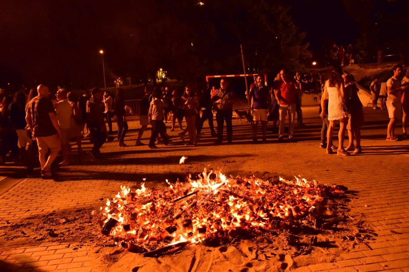 San Antonio enciende su hoguera por San Juan