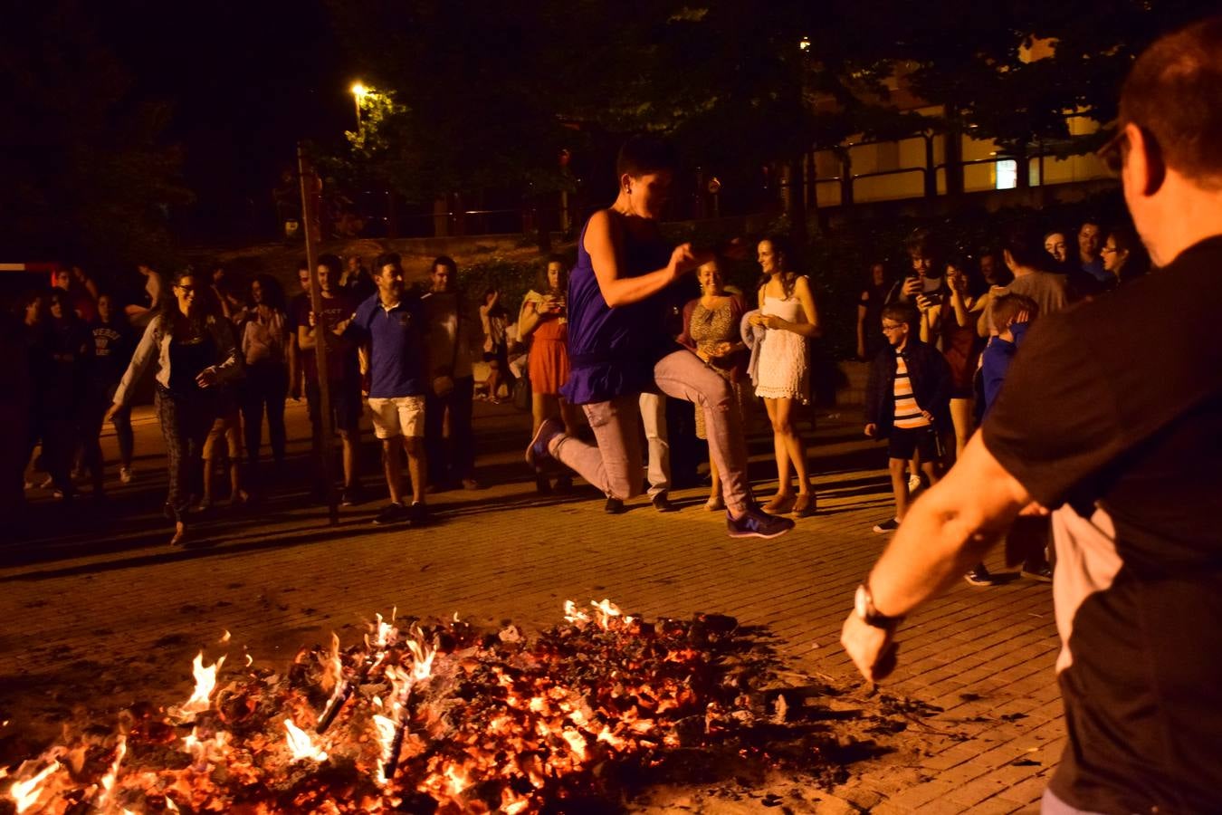 San Antonio enciende su hoguera por San Juan