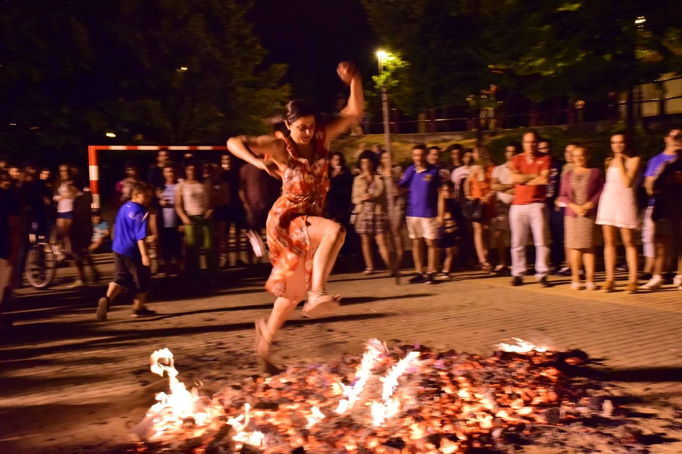 San Antonio enciende su hoguera por San Juan