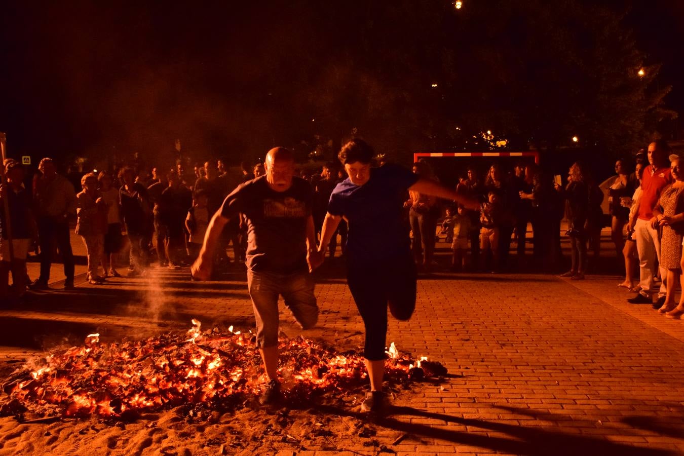 San Antonio enciende su hoguera por San Juan