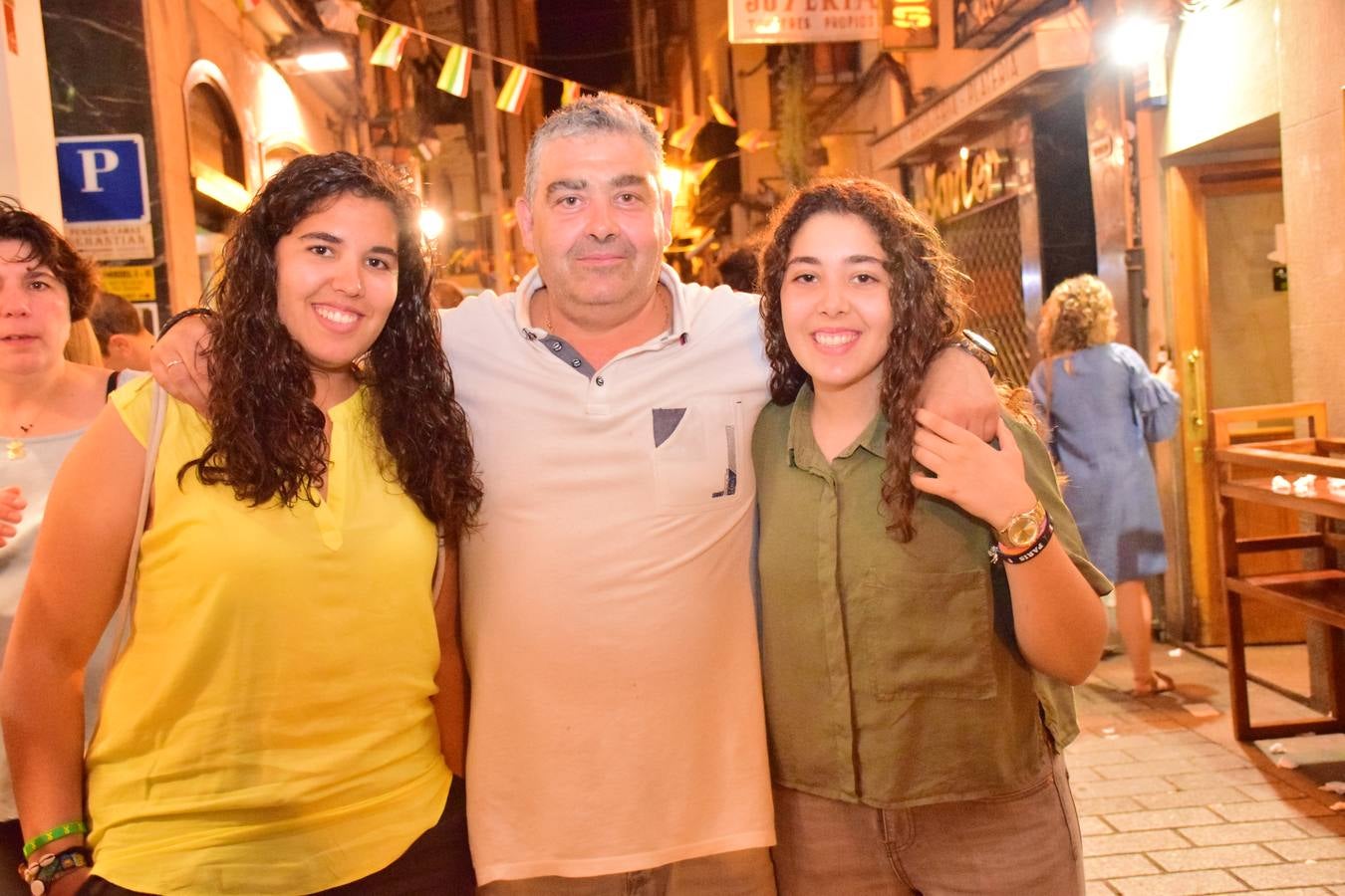 Cena en la calle San Juan por sus fiestas