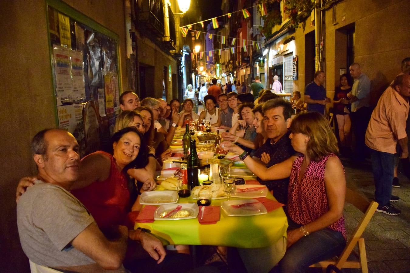 Cena en la calle San Juan por sus fiestas