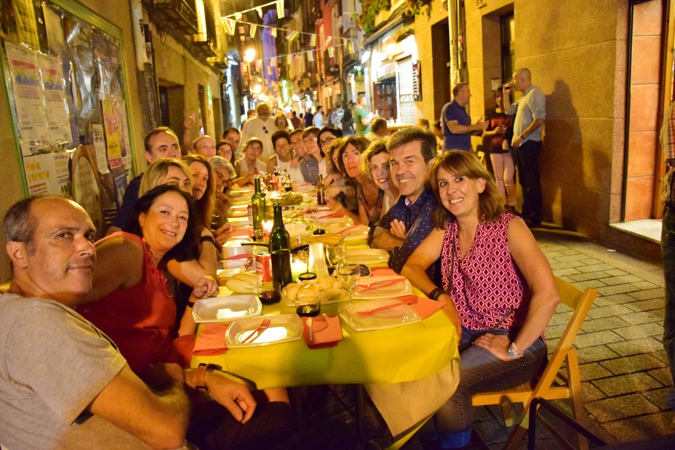 Cena en la calle San Juan por sus fiestas