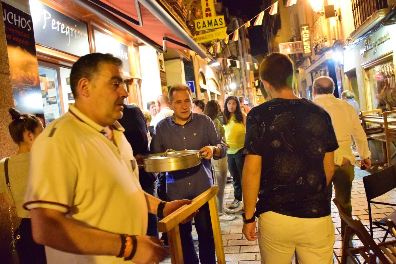 Cena en la calle San Juan por sus fiestas