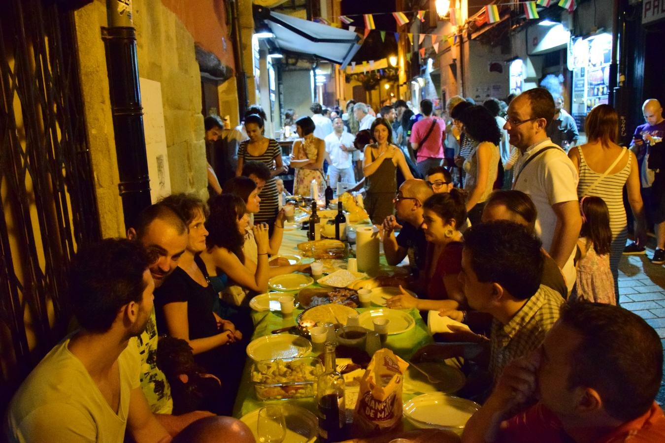 Cena en la calle San Juan por sus fiestas