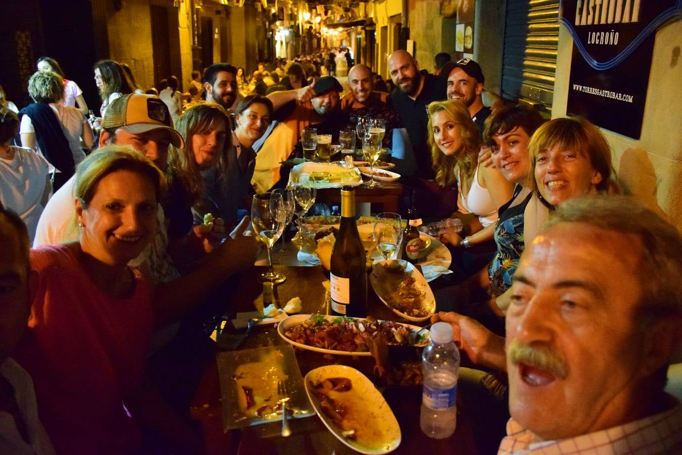 Cena en la calle San Juan por sus fiestas