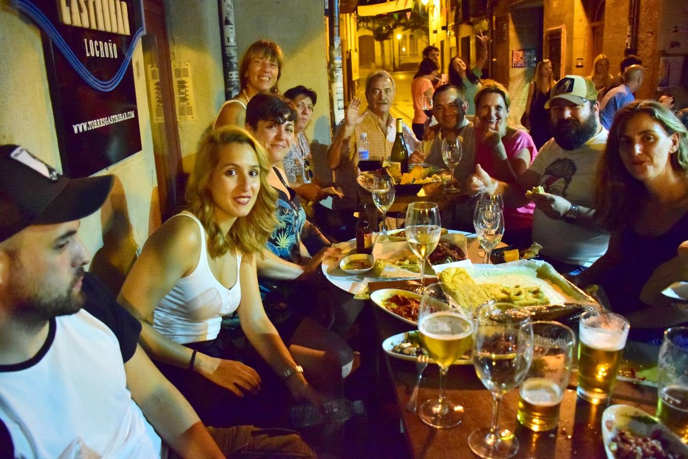 Cena en la calle San Juan por sus fiestas