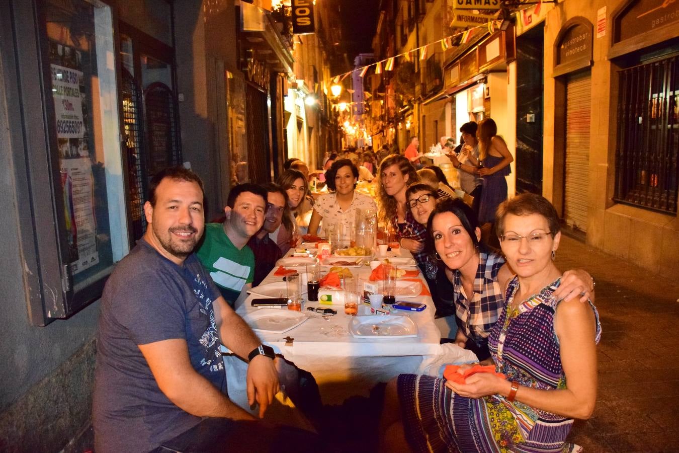 Cena en la calle San Juan por sus fiestas