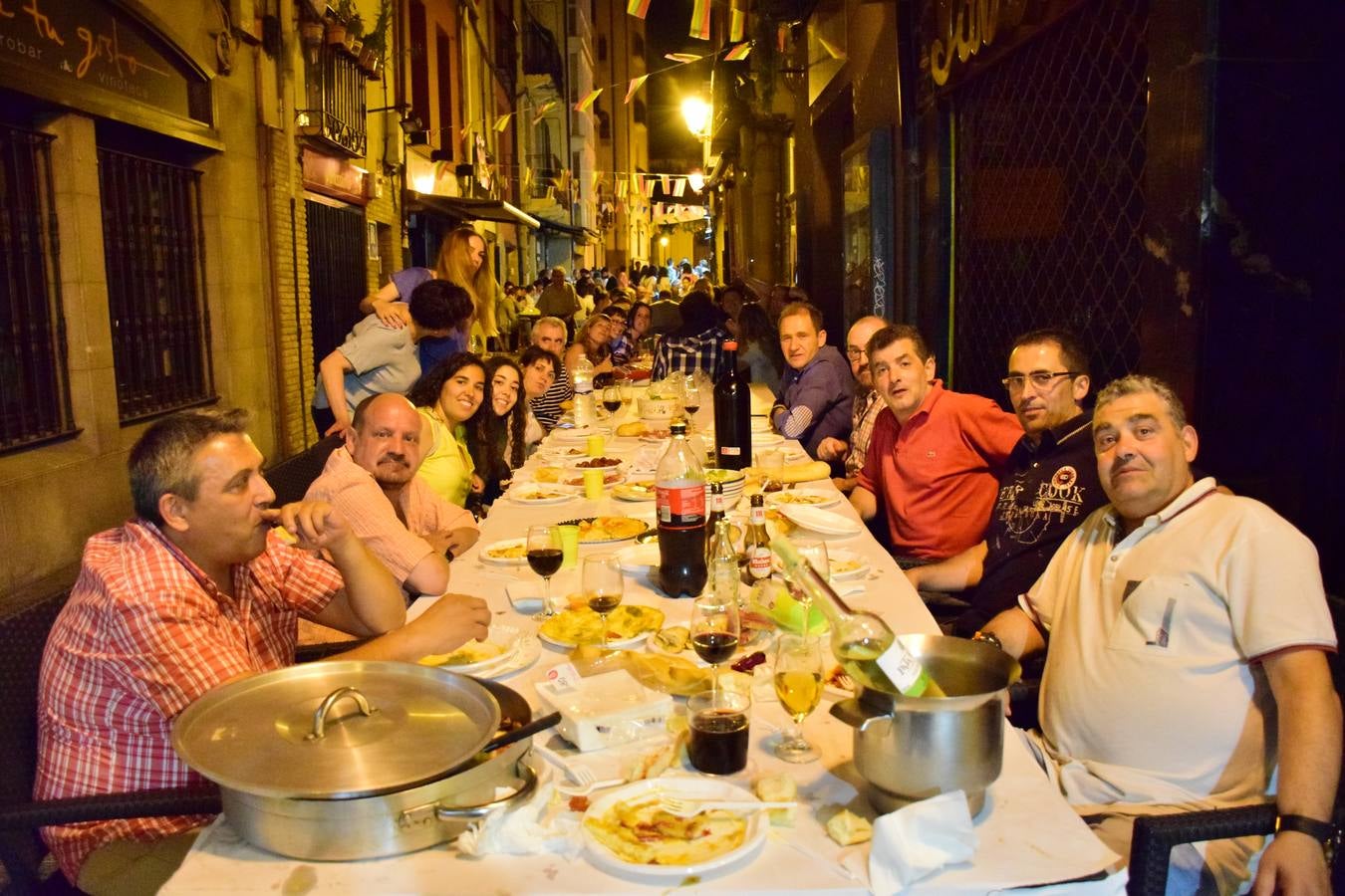 Cena en la calle San Juan por sus fiestas