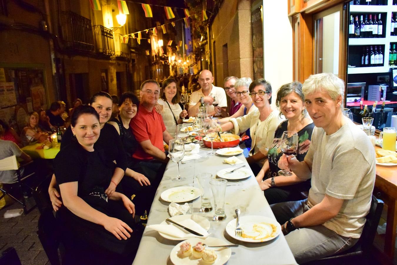 Cena en la calle San Juan por sus fiestas