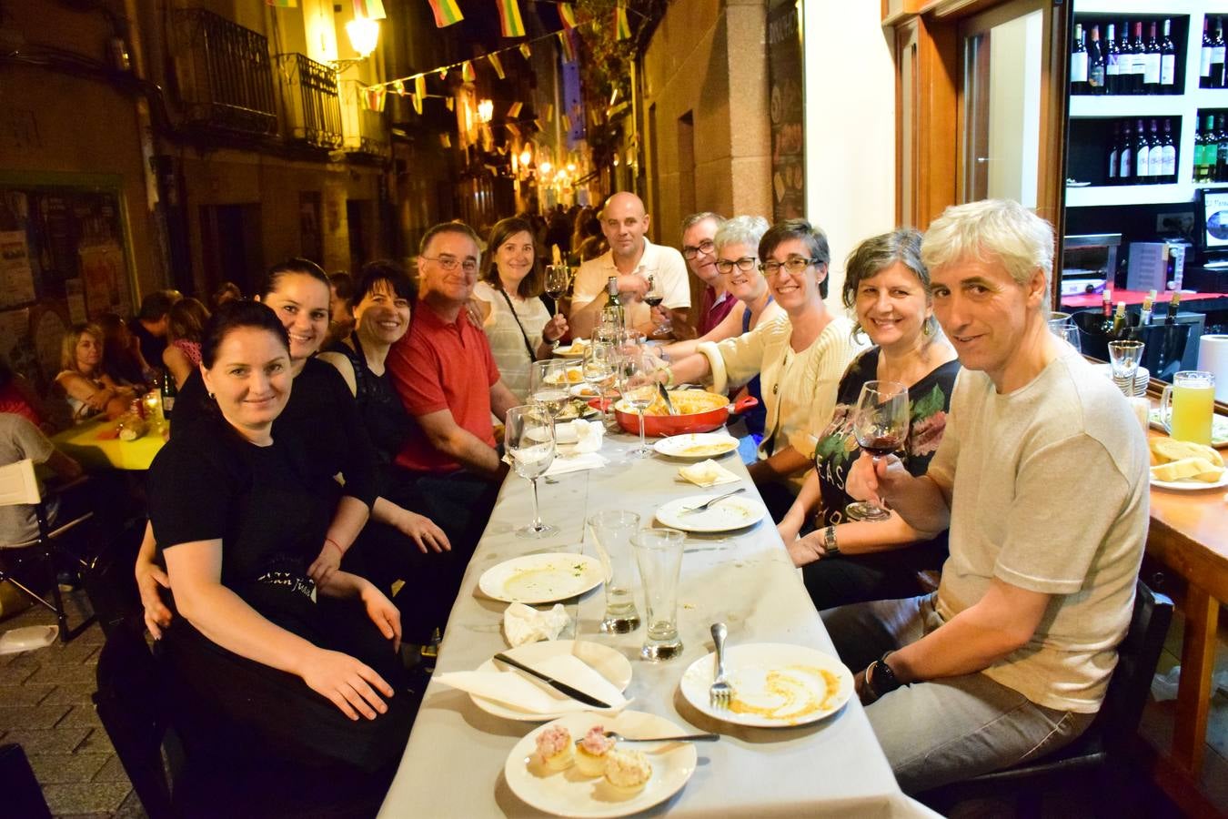 Cena en la calle San Juan por sus fiestas