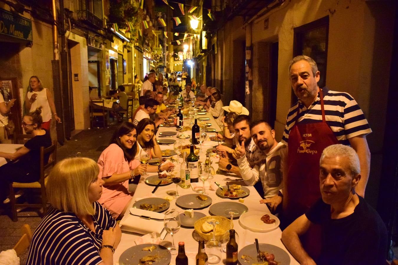 Cena en la calle San Juan por sus fiestas