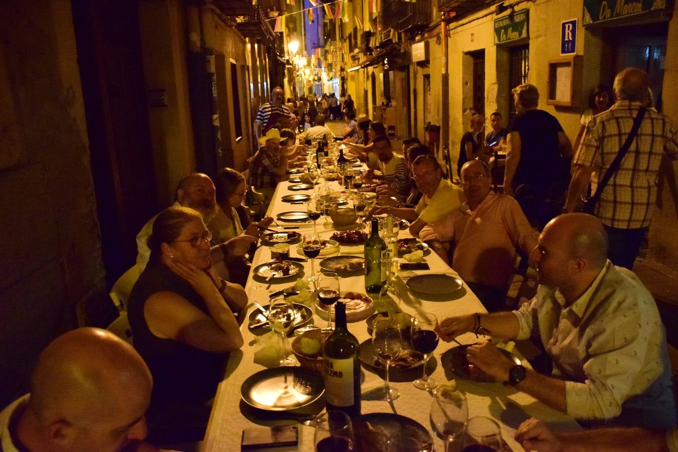 Cena en la calle San Juan por sus fiestas