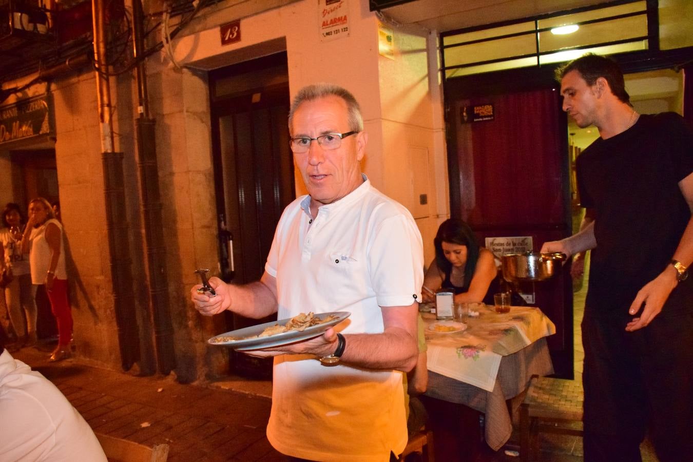 Cena en la calle San Juan por sus fiestas