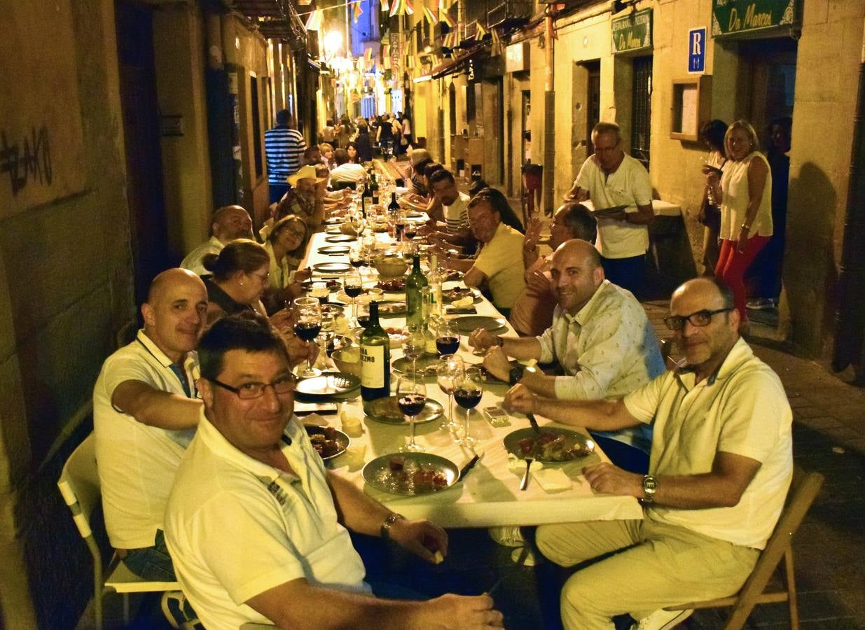 Cena en la calle San Juan por sus fiestas