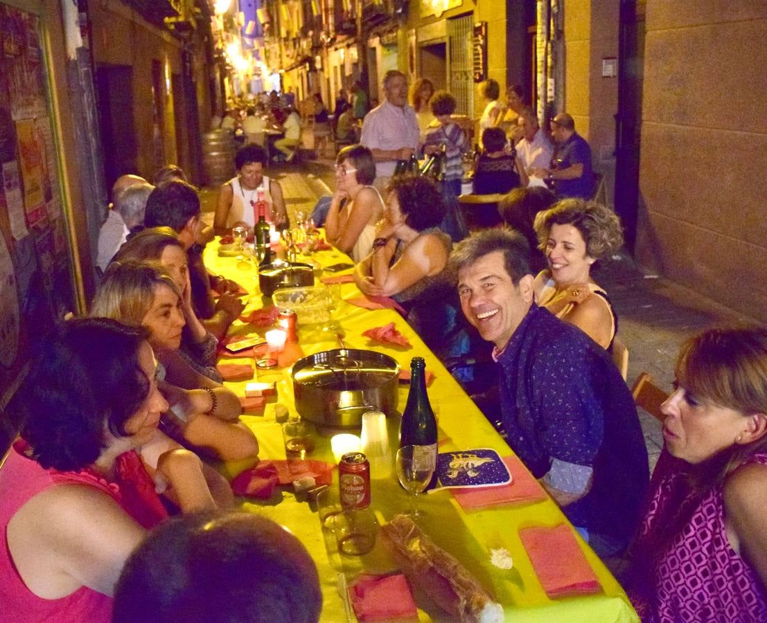 Cena en la calle San Juan por sus fiestas