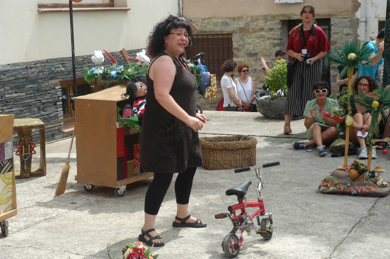 Teatro y música llenan las calles de Enciso