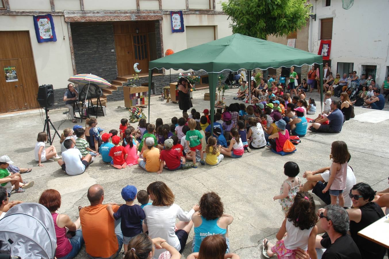 Teatro y música llenan las calles de Enciso