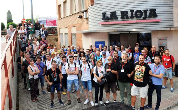 Fotógrafos y amantes del vino se han citado en las instalaciones de Diario LA RIOJA antes de iniciar el recorrido del séptimo Rally Fotográfico del Vino. 