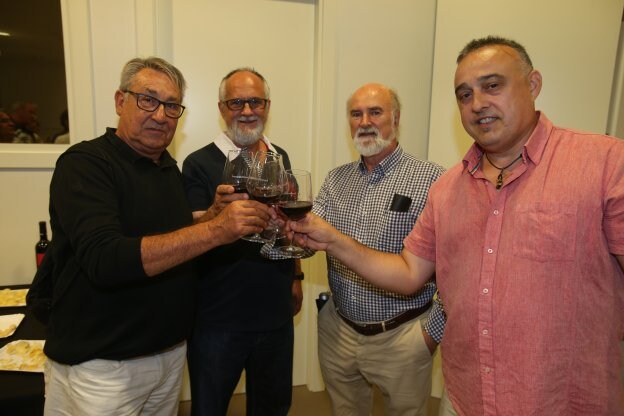 Algunos de los habituales participantes del Rally posan brindando con vino de Rioja.