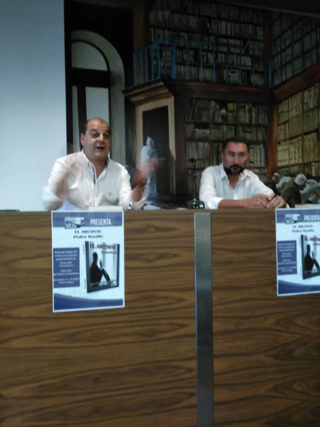 Leopoldo García acompañó al autor en el palacio de Bendaña. :: 