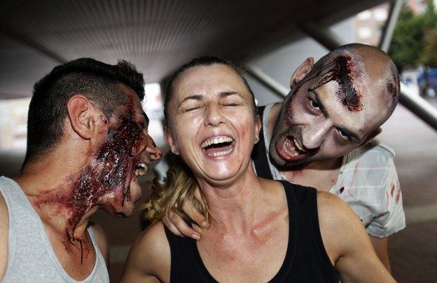 Distintas escenas y caracterizaciones de la 'Survival Zombie' vivida el año pasado en Logroño, en la primera edición de este juego. :: jonathan herreros