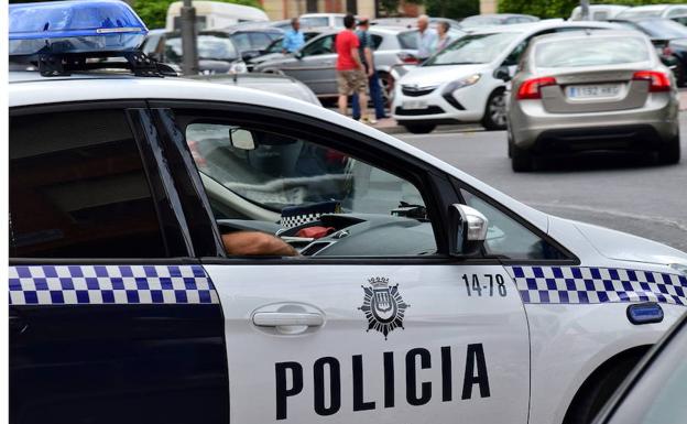 Un coche patrulla por las calles de Logroño. 