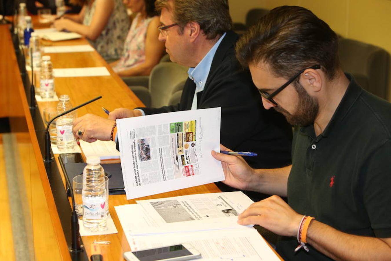 El consejero de Agricultura Íñigo Nagore ha comparecido en la Comisión correspondiente del Parlamento de La Rioja para informar sobre la polémica que se ha suscitado por el reparto de las nuevas plantaciones de viñedo