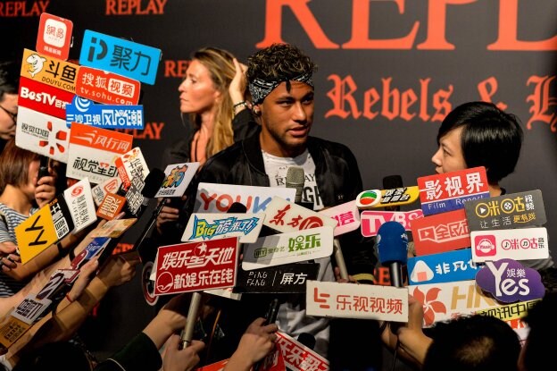 Neymar habla con la prensa china en un acto publicitario en Shanghai. :: afp