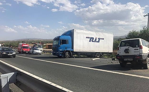 Imagen principal - Dos heridos en la N-232 en dos accidentes en El Villar y en Briones