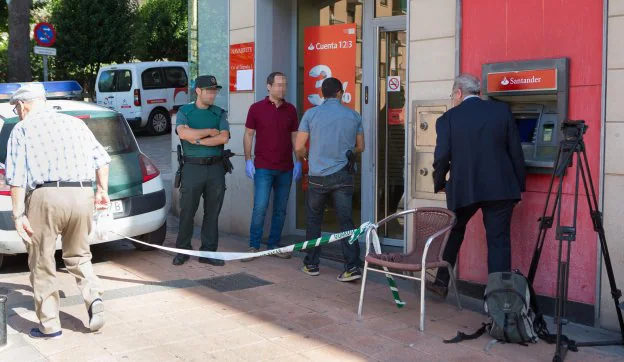 El director de la sucursal acompaña a los agentes a la oficina tras relatarles lo sucedido. :: sonia tercero
