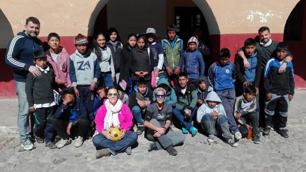  Los maestros riojanos Rubén Pérez, Mónica Mendiola, Isis Ruiz y Alfonso Navarro posan con sus alumnos peruanos