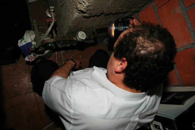 Un hombre examina el contador de agua de una vivienda. :: B. agudo/ E.C.
