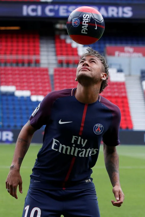 Neymar pisa por primera vez el Parque de los Príncipes con la camiseta del PSG. :: C. Hartmann / reuters
