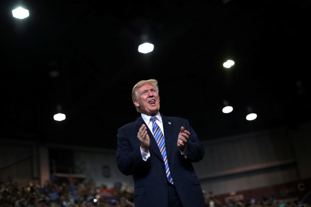 Donald Trump aplaude durante un acto en Virginia Occidental. :: Carlos Barria / REUTERS