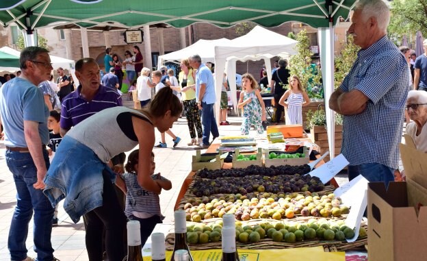 Uno de los puestos con la típica fruta de Nalda. :: m. herreros