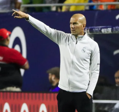 Zinedine Zidane da órdenes en un encuentro amistoso. :: efe