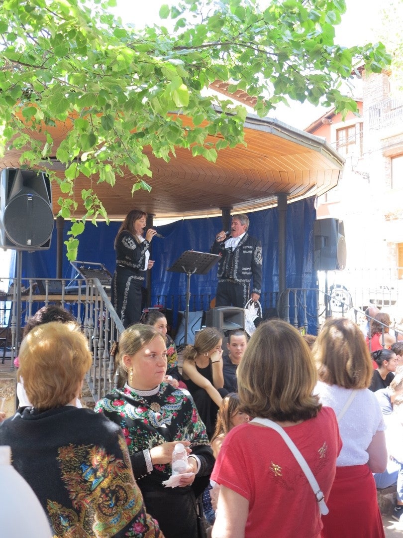 La localidad camerana ha recuperado danzas antiguas en estas fiestas de San Mamés