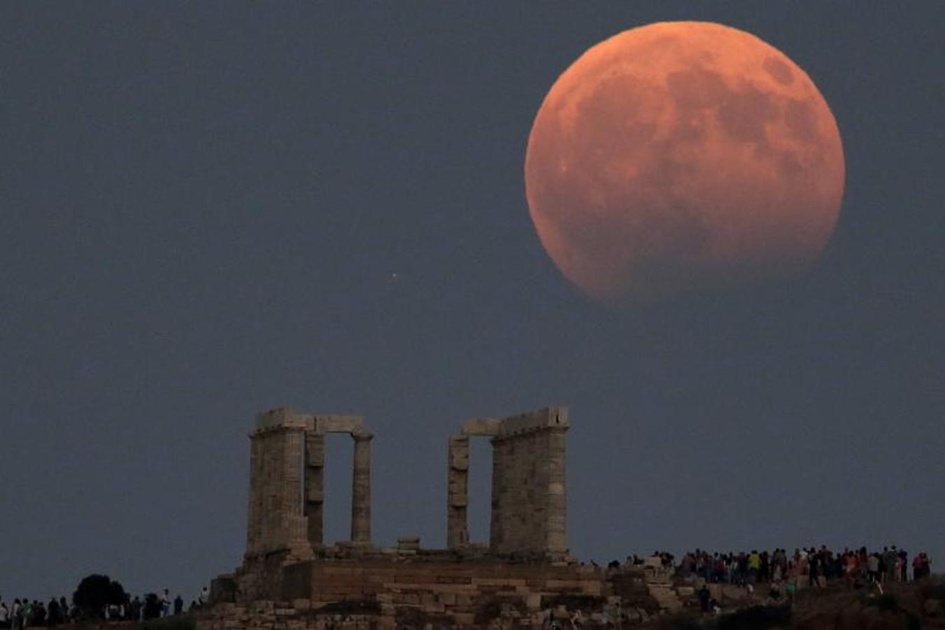 Vista del eclipse lunar parcial junto al templo de Poseidón en el Cabo de Sunión, al este de Atenas (Grecia).