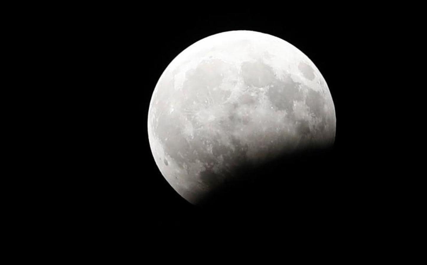 Vista del eclipse lunar en Teherán (Irán).