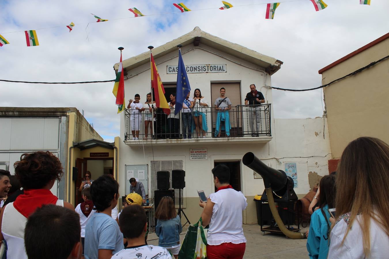 Una representación de los quintos del 99 fue la encargada de leer el pregón minutos antes del lanzamiento que sumergió al municipio en seis días llenos de actos