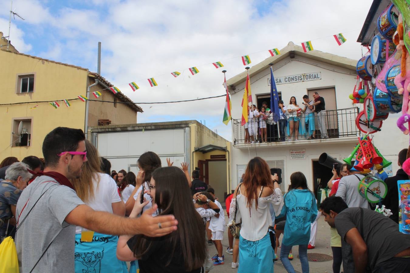 Una representación de los quintos del 99 fue la encargada de leer el pregón minutos antes del lanzamiento que sumergió al municipio en seis días llenos de actos