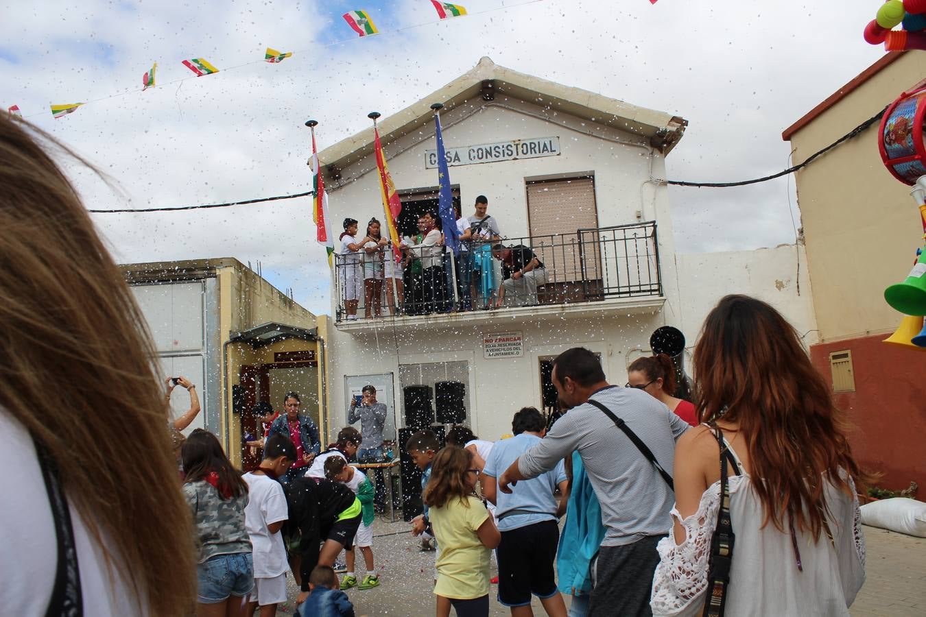 Una representación de los quintos del 99 fue la encargada de leer el pregón minutos antes del lanzamiento que sumergió al municipio en seis días llenos de actos