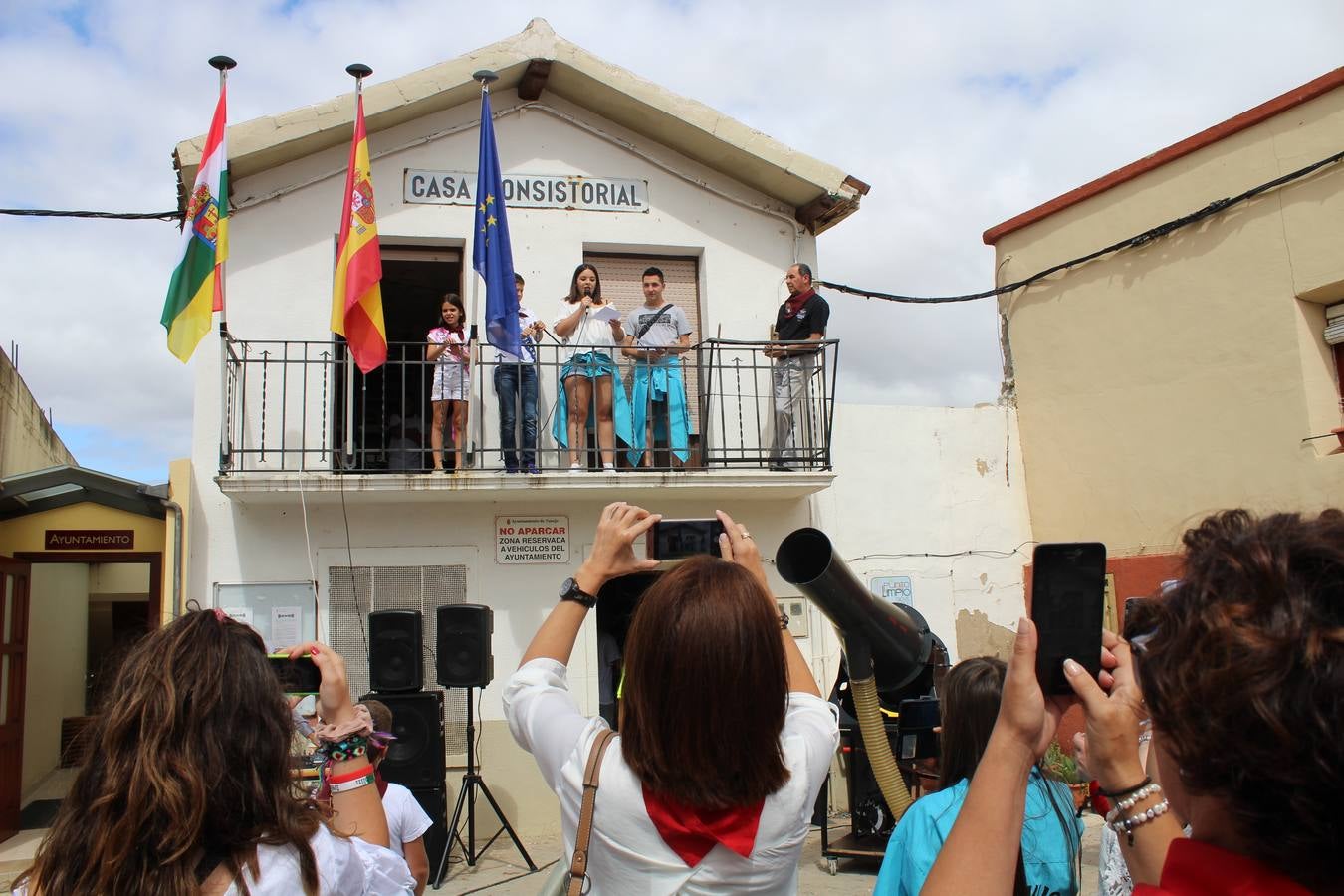 Una representación de los quintos del 99 fue la encargada de leer el pregón minutos antes del lanzamiento que sumergió al municipio en seis días llenos de actos