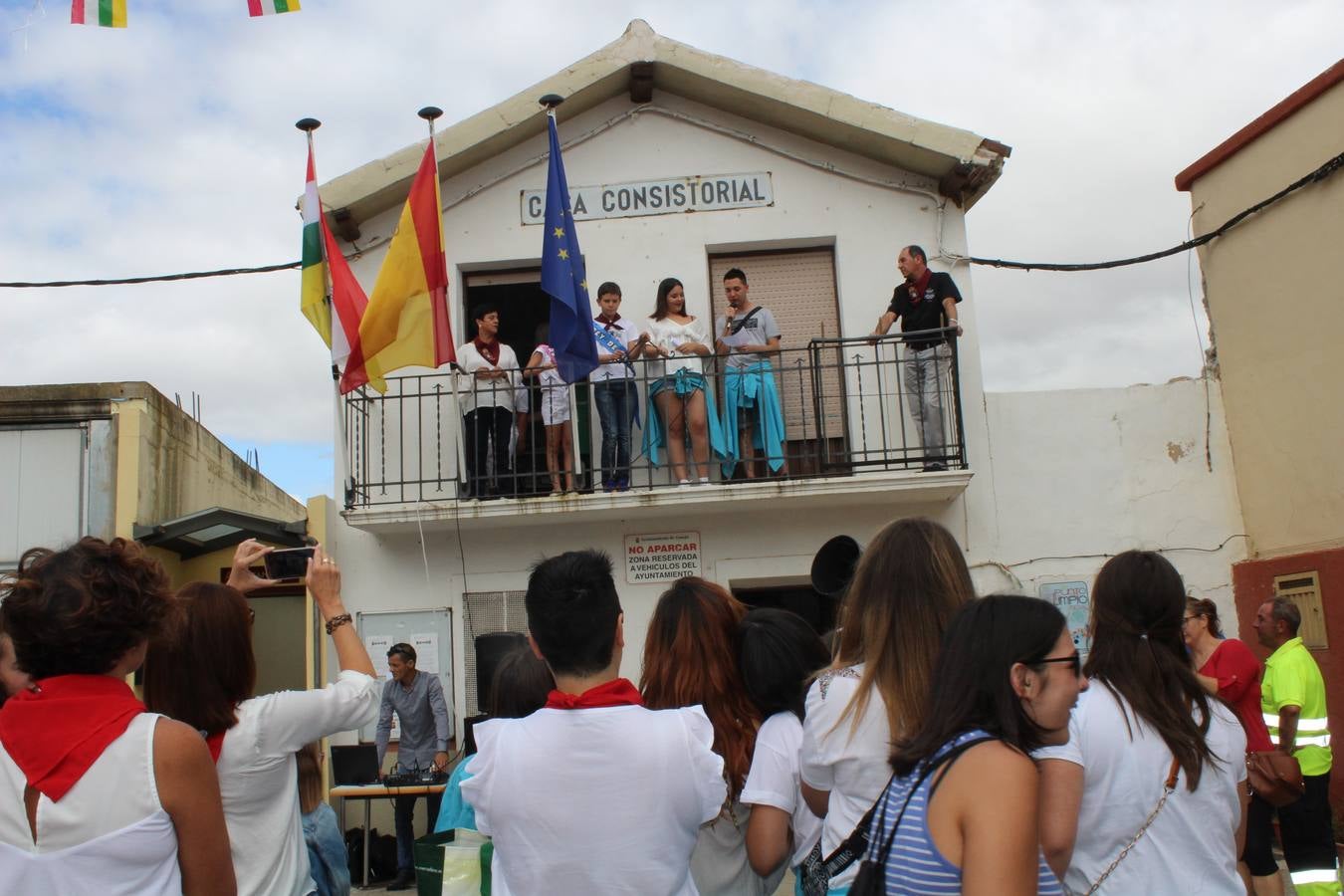 Una representación de los quintos del 99 fue la encargada de leer el pregón minutos antes del lanzamiento que sumergió al municipio en seis días llenos de actos