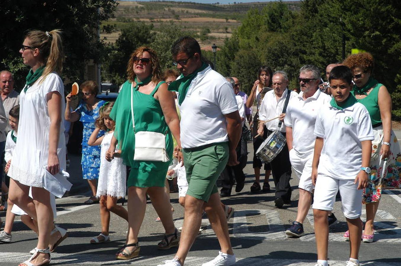 La localidad riojana de Valverde cerró sus fiestas patronales el pasado lunes con dos grandes ceremonias. De una parte la celebración de la tradicional procesión y el divertido torneo del lanzamiento de almendra.