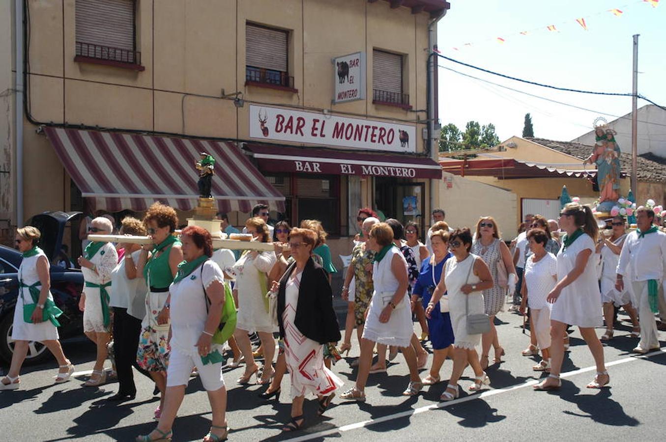 La localidad riojana de Valverde cerró sus fiestas patronales el pasado lunes con dos grandes ceremonias. De una parte la celebración de la tradicional procesión y el divertido torneo del lanzamiento de almendra.