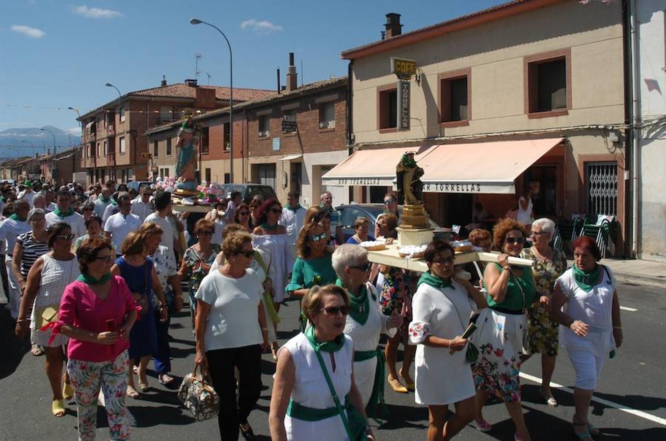 La localidad riojana de Valverde cerró sus fiestas patronales el pasado lunes con dos grandes ceremonias. De una parte la celebración de la tradicional procesión y el divertido torneo del lanzamiento de almendra.