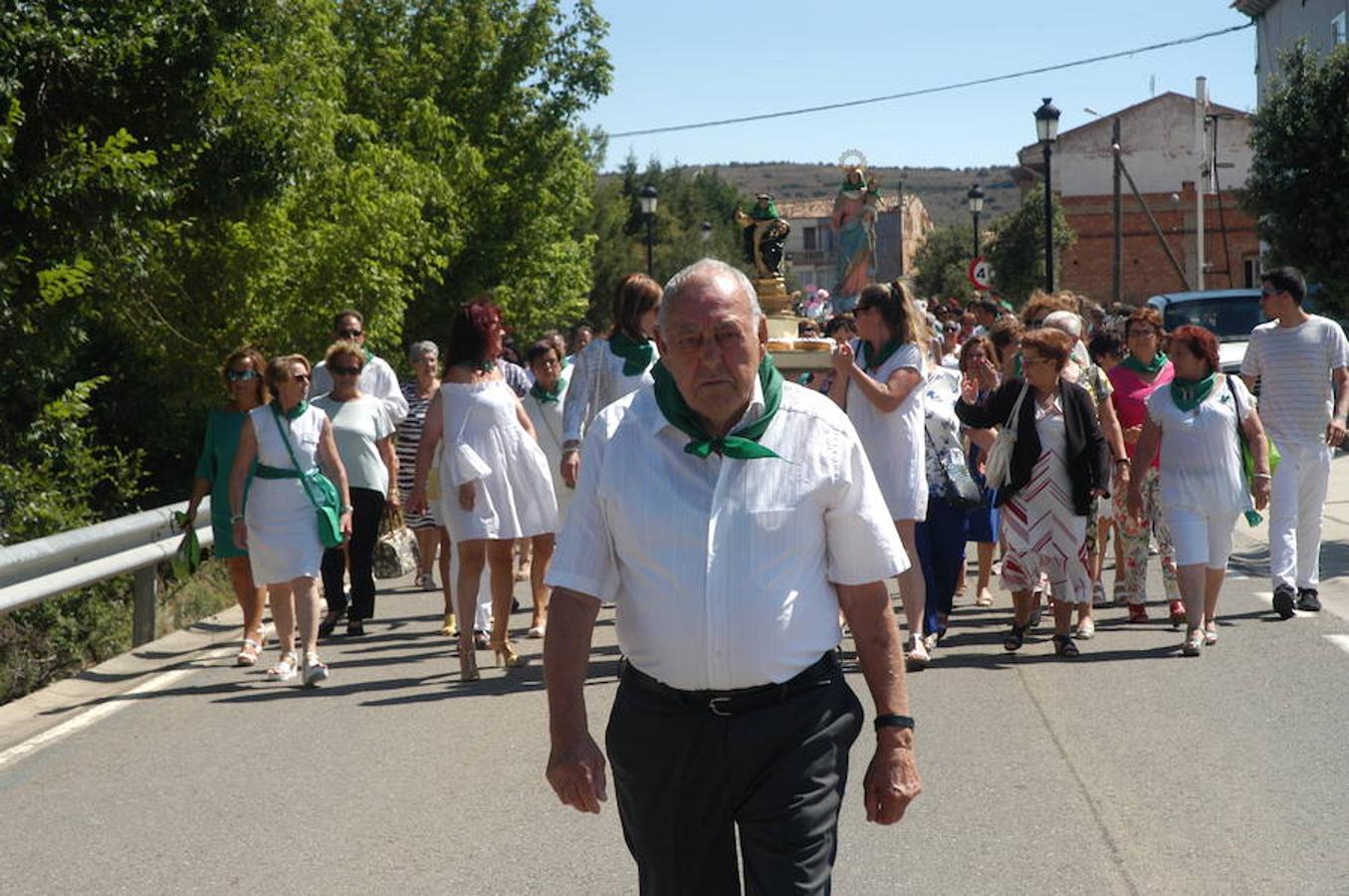 La localidad riojana de Valverde cerró sus fiestas patronales el pasado lunes con dos grandes ceremonias. De una parte la celebración de la tradicional procesión y el divertido torneo del lanzamiento de almendra.